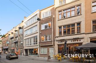 <p>In de Diestsestraat, dé bekende winkelstraat van Leuven die het station met de Grote Markt verbindt en parallel loopt aan de Bondgenotenlaan, bevindt zich deze studentenresidentie. Dankzij haar centrale ligging vormt deze residentie de ideale uitvalsbasis voor studenten die willen genieten van het bruisende stadsleven, terwijl ze zich tegelijkertijd op wandelafstand bevinden van tal van voorzieningen, faculteiten en uiteraard het station van Leuven.<br /><br />Deze kleinschalige residentie omvat 7 studentenkamers met privatief sanitair, afgewerkt met oog voor kwaliteit, comfort en duurzaamheid. Daarnaast beschikt het gebouw over een inpandige fietsenstalling en een gemeenschappelijke keuken met aansluitend terras, waar studenten gezellig kunnen samenkomen, koken en ontspannen. In de kelder worden alle technische voorzieningen ondergebracht en is er een aparte afvalberging voorzien.<br /><br /><strong>Meer informatie of een bezichtiging ter plaatse? Dat kan zeker! Contacteer onze expert Investeringsvastgoed Jacky via </strong><strong>jacky@connect-immo.be</strong><strong> of via 0495 53 46 49</strong><br /><br />EPB Startverklaring</p>