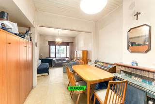 Op een toplocatie in het hart van Blankenberge vinden we deze te renoveren studio in een charmante, kleine residentie. Dit pand vormt de ideale opportuniteit voor wie houdt van een project met potentieel: zowel starters, investeerders als tweede verblijvers kunnen hier hun eigen visie waarmaken.<br /><br />De studio geniet van een uiterst centrale ligging, op wandelafstand van strand, station, winkels en horeca. Dankzij de compacte structuur en de rustige residentie is dit een bijzonder interessant pand.<br /><br />Met de juiste renovatie kan deze studio uitgroeien tot een stijlvolle uitvalsbasis aan zee. Een betaalbare kans in het hart van de kuststad en dat op een locatie waar comfort en bereikbaarheid hand in hand gaan.<br /><br />Dit is uw moment om een uniek project in Blankenberge in handen te nemen. Neem gerust contact met ons op voor meer informatie of een bezoek.<br /><br />