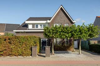 <p>Deze instapklare woning werd grondig vernieuwd in 2013 en recent voorzien van een nieuwe CV-installatie op gas (2025). Ze combineert een warme, huiselijke sfeer met moderne comfortvoorzieningen en een goed doordachte indeling.</p>
<p><span>Indeling</span><br />Inkomhal op parket, voorzien van een ingemaakte vestiairekast en een gastentoilet op marmeren vloer. Toegang tot de kelder. Aansluitend bevinden zich een berging en een wasplaats op leisteen met aparte zij-ingang. De gezellige woonkamer in L-vorm (42m²) op eiken parket is uitgerust met een sfeervolle gashaard. Dankzij de dubbele openslaande deuren geniet je hier van een vlotte verbinding naar het terras en de tuin. Open keuken (2013) voorzien van kwalitatieve toestellen, waaronder een SMEG koelkast met vriesvak, een Miele vaatwasser (2022), dampkap, dubbele spoelbak en microgolfoven.<br />De badkamer, vernieuwd in 2023, is volledig uitgerust met ligbad, geïntegreerde douche, lavabo in meubel en toilet.</p>
<p>Op de verdieping brengt de nachthal op laminaat je naar vier slaapkamers (14,94m², 13,53m², 11,37m² en 13,17m²), waarvan de masterbedroom beschikt over een aparte dressing en een zolderluik dat toegang geeft tot de ruime bergzolder (50m²). Ook de badkamer op deze verdieping is volledig uitgerust met een inloopdouche met regendouchekop, toilet en dubbele lavabo in meubel.</p>
<p>De volledig omheinde en aangelegde tuin vormt een echt buitenparadijs met een vijgenboom, dakplatanen en verschillende terrassen, waaronder een sfeervolle zithoek onder de blauwe regen. Bovendien is er een plungepool van 3 x 3 m aanwezig.</p>
<p>De woning werd in 2013 gestript en volledig gerenoveerd: nieuwe gevelsteen, muurisolatie, binnenmuren, bovenverdieping volledig gerenoveerd, dak, ramen en deuren, elektriciteit, sanitair, parketvloeren, riolering, radiatoren en vloerverwarming op de verdieping. In 2025 werd nog een nieuwe CV-installatie op gas geplaatst. <br /><br /><span>Extra:</span><br />* Geïsoleerde kruipkelder<br />* Elektriciteit conform<br />* EPC B<br />* Gevels worden nog gevoegd<br />* HIFI bekabeling woonkamer<br />* Ramen aluminium dubbel<br /><br />Gelegen in de nabijheid van openbaar vervoer, winkels en scholen.</p>