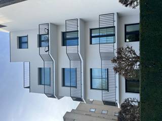 <strong>Waregem: gerenoveerd, gelijkvloers appartement te huur met 1 slaapkamer en een carport.</strong><br /><br /><br />Dit appartement is goed gelegen bij invalswegen, openbaar vervoer en winkels. Het appartementsgebouw is recent volledig gerenoveerd en is dus energiezuinig. Het appartement beschikt over een volledig nieuwe keuken en nieuwe badkamer.<br /><br />Indeling: inkomhal, volledig ingerichte, open keuken, woonkamer, terras, één slaapkamer, een badkamer met een douche, wastafel, toilet en voorzieningen voor wasmachine en droogkast. Bij het appartement hoort ook een carport en een fietsenberging.<br /><br /><u>Troeven:</u>
<ul><li>Recent gerenoveerd</li><li>Nieuwe keuken en badkamer</li><li>Carport</li><li>Energiezuinig</li></ul>
<br /><br /><strong>Heb je interesse in dit appartement? Neem dan snel contact op met Indra - 056/61.10.10.</strong>