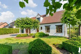 <p><strong><span>Instapklare villa met 4 slaapkamers, garage, zwembad en zonnige tuin op een perceel van 1.488 m²</span></strong></p>
<p><strong>BESCHRIJVING:</strong></p>
<p><span>Bent u op zoek naar een <strong>instapklare villa </strong>waar ruimte, comfort en een rustige ligging hand in hand gaan? Deze uitstekend onderhouden villa, gelegen in een rustige fietsstraat tussen Bonheiden en Peulis, biedt alles wat een gezin zich kan wensen. De woning werd opgetrokken met kwalitatieve materialen, doorheen de jaren met de grootste zorg onderhouden en is volledig instapklaar.</span></p>
<p><span>Met een bewoonbare oppervlakte van ca. 238 m² op een <strong>royaal perceel van 1.488 m²</strong> geniet u hier van een aangename woonbeleving, zowel binnen als buiten. Bovendien dragen de zonnepanelen en zonneboiler, gecombineerd met een gunstig EPC van slechts </span><strong><span>135 kWh/m² (B-label)</span></strong><span>, bij aan een energiezuinige en toekomstgerichte woning.</span></p>
<h3><span>INDELING:</span></h3>
<p><span>Via de inkomhal betreedt u de <strong>ruime en lichtrijke leefruimte</strong>, waar grote raampartijen zorgen voor een overvloed aan natuurlijk licht en een prachtig zicht op de veranda en de fraai aangelegde tuin. De authentieke houten balken en de sfeervolle open haard geven deze leefruimte een warme en karaktervolle uitstraling.</span></p>
<p><span>Aansluitend bevindt zich de volledig uitgeruste keuken, die rechtstreeks toegang biedt tot de ruime veranda. Deze vormt een aangename uitbreiding van de leefruimte en laat u het hele jaar door genieten van het uitzicht op de tuin en het verwarmde zwembad.</span></p>
<p><span>Verder beschikt de woning op het gelijkvloers over een ruime slaapkamer, een stijlvolle badkamer uitgerust met ligbad, douche en dubbele lavabo, een apart gastentoilet en een inpandige garage met voldoende bergmogelijkheden.</span></p>
<p><span>Op de verdieping bevinden zich nog <strong>drie volwaardige slaapkamers</strong>, twee ruime nachthallen en een praktische zolderberging die extra opbergruimte biedt. Tevens is er ook nog een volwaardige zolderverdieping (te bereiken via vlizotrap) ideaal als extra bergruimte.</span></p>
<p><span>Ook buiten overtuigt deze villa moeiteloos. De verzorgde tuin werd met oog voor detail aangelegd en biedt dankzij het verwarmde zwembad, de buitendouche, verschillende zonneterrassen en het open zicht achteraan een oase van rust en privacy waar het heerlijk vertoeven is.</span></p>
<h3><span>Bijzonderheden:</span></h3>
<ul>
<li><span>Rustig gelegen in een fietsstraat tussen Bonheiden en Peulis</span></li>
<li><span>Instapklare villa, gebouwd met kwalitatieve materialen</span></li>
<li><span>Tot in de puntjes onderhouden</span></li>
<li><span>Perceel van 1.488 m²</span></li>
<li><span>Bewoonbare oppervlakte ca. 238 m²</span></li>
<li><span>Vier volwaardige slaapkamers</span></li>
<li><span>Ruime en lichtrijke leefruimte met open haard</span></li>
<li><span>Volledig uitgeruste keuken</span></li>
<li><span>Ruime veranda met zicht op de tuin</span></li>
<li><span>Verwarmd zwembad met buitendouche</span></li>
<li><span>Inpandige garage</span></li>
<li><span>Zonnepanelen en zonneboiler</span></li>
<li><span>Energiezuinig met EPC </span><strong><span>135 kWh/m² (B-label)</span></strong></li>
</ul>
<p><span>Interesse in deze prachtige villa? Neem gerust contact op met ons voor meer informatie of een bezoek ter plaatse. <br /></span><span>Wij begeleiden u graag bij de ontdekking van deze unieke eigendom.</span></p>