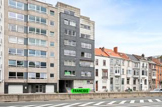 Dit appartement op de eerste verdieping maakt deel uit van een residentie uit 2005, gelegen aan de gekende Sint-Lievenslaan. Dankzij deze centrale ligging bevindt u zich op korte afstand van het centrum van Gent, dat vlot bereikbaar is te voet, met de fiets en via het openbaar vervoer. Winkels, scholen en andere dagelijkse voorzieningen bevinden zich in de nabije omgeving, terwijl ook de belangrijkste invalswegen slechts enkele minuten verwijderd zijn.<br /><br />Bij het betreden van het appartement komt u terecht in de inkomhal die uitgeeft op de lichtrijke leefruimte. Hier is voldoende plaats voorzien voor een gezellige woon- en eetkamer. Aansluitend bevindt zich de praktische keuken. Verder verbindt de hal de badkamer en de twee volwaardige slaapkamers. Via één van de slaapkamers heeft u toegang tot het aangename terras.<br /><br />Daarnaast beschikt het appartement over een privatieve staanplaats op de kelderverdieping, verplicht aan te kopen aan €30.000.<br /><br />Heeft dit centraal gelegen appartement met twee volwaardige slaapkamers en een gezellig terras uw interesse gewekt? Neem dan zeker contact op met Brent voor meer informatie of het inplannen van een bezoekmoment via brent@immofrancois.be. Tot binnenkort!<br /><br />