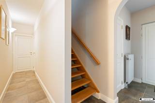 <p><span>Deze ruime villa is gelegen op een centrale locatie en met een perceel oppervlakte van 4.181m². </span></p><p><span> </span></p><h3><span>Inkom en leefruimte</span></h3><p><span>Bij het betreden van de woning komt u in een verzorgde inkomhal met gastentoilet en handenwasser.<br />De lichtrijke leefruimte vormt het hart van de woning, waar grote glaspartijen zorgen voor een aangename lichtinval en een prachtig zicht op de tuin.</span></p><p><span> </span></p><h3><span>Open keuken en praktische ruimtes</span></h3><p><span>Aansluitend bevindt zich de open keuken, volledig uitgerust met kwalitatieve toestellen, waaronder:</span></p><ul><li><span>dubbele spoelbak </span></li><li><span>combi-oven </span></li><li><span>keramische kookplaat van Miele </span></li><li><span>vaatwasser van hetzelfde merk </span></li></ul><p><span>Naast de keuken is er een praktische bergruimte met ingemaakte kasten en extra spoeltafel.</span></p><p><span> </span></p><h3><span>Veranda en verbinding met buiten</span></h3><p><span>Vanuit de leefruimte heeft u directe toegang tot de veranda, waar u het hele jaar door kan genieten van een aangename combinatie van binnen- en buitengevoel.</span></p><p><span> </span></p><h3><span>Garage en parkeergelegenheid</span></h3><p><span>De berging geeft toegang tot de garage met:</span></p><ul><li><span>automatische poort </span></li><li><span>ingemaakte kasten </span></li><li><span>aansluitingen voor wasmachine en droogkast </span></li></ul><p><span>Binnen is er plaats voor één wagen.<br />Daarnaast beschikt de woning over een carport voor twee wagens en een ruime oprit.</span></p><p><span> </span></p><h3><span>Slaapkamer en badkamer op het gelijkvloers</span></h3><p><span>Op het gelijkvloers bevindt zich een extra slaapkamer met ensuite badkamer, uitgerust met:</span></p><ul><li><span>inloopdouche </span></li><li><span>toilet </span></li><li><span>wastafelmeubel </span></li></ul><p><span>Ideaal voor gelijkvloers wonen.</span></p><p><span> </span></p><h3><span>Verdieping met meerdere slaapkamers</span></h3><p><span>Op de eerste verdieping leidt de nachthal met houten vloer naar vier volwaardige slaapkamers.</span></p><ul><li><span>Twee slaapkamers zijn afgewerkt met een novilon vloer </span></li><li><span>Eén van deze kamers biedt toegang tot een tussen- en achterkamer, perfect voor het creëren van een dressing en extra badkamer </span></li><li><span>De overige slaapkamers zijn voorzien van een warme houten vloer </span></li></ul><p><span>De badkamer op deze verdieping beschikt over:</span></p><ul><li><span>douche </span></li><li><span>toilet </span></li><li><span>wastafel </span></li></ul><p><span> </span></p><h3><span>Technische uitrusting</span></h3><p><span>De woning is technisch goed uitgerust met onder meer:</span></p><ul><li><span>alarmsysteem met meldkamer </span></li><li><span>verwarmingsketel van Buderus </span></li><li><span>waterontharder </span></li></ul><p><span>Daarnaast is er een ruime kelder aanwezig, ideaal voor stockage of het inrichten van een wijnkelder.</span></p><p><span> </span></p><h3><span>Tuin en buitenruimte</span></h3><p><span>Het buitengedeelte omvat een ruim terras met zuidoostelijke oriëntatie, waardoor u optimaal geniet van de zon.<br />Zowel de voor- als achtertuin zijn mooi aangelegd, volledig omheind en voorzien van tuinhuizen.</span></p><p><span> </span></p><h3><span>Extra troef: bijkomend perceel</span></h3><p><span>De villa wordt verkocht samen met het naastliggende perceel.<br />Dit perceel omvat twee kadastrale nummers en biedt potentieel voor het creëren van een extra bouwgrond.</span></p><p><span> </span></p><p><span>Interesse? Contacteer ons voor meer informatie of een bezoek ter plaatse.</span></p><p><span> </span></p>