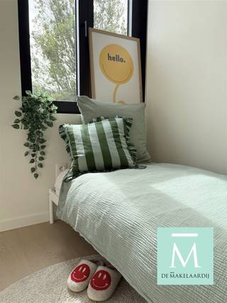 <p><span>STUDENTS ONLY! Gemeubelde studio in hartje Mechelen - EERSTE BEWONING NA RENOVATIE </span></p><p><span>Kom blokken in Blokstraat 10", dé moderne en knusse thuisbasis voor studenten die comfortabel willen wonen. Je komt terecht in een spiksplinternieuwe doch supergezellige studio, voorzien van alle modern comfort en gemak.</span></p><p><span>Zeer centraal gelegen in hartje Mechelen (Vismarkt) terwijl je geniet van een rustige straat vlakbij alle voorzieningen (Thomas More, winkels, bushaltes, de levendige Markt en Bruul, etc.)</span></p><p><span>De studio is gelegen op de eerste verdieping met grote ramen richting de tuin en dus veel daglicht. De studio beschikt over een ruime aparte badkamer, een apart toilet alsook een leefgedeelte met slaapplaats, zithoek en open kitchenette.</span></p><p><span> </span></p><p><span>Ter info:</span></p><p><span>·De studio heeft een totale oppervlakte van 19,5m² en omvat een aparte toilet alsook een aparte ruimte badkamer met douche, ingebouwde lavabo met lade en spiegel.</span></p><p><span>·De studio is bemeubeld met een enkel bed (matras zelf te voorzien), een bureau van 160x80cm, een bureaustoel en een kleerkast. Persoonlijke aankleding en detaillering laten we aan de bewoner over (binnen de grenzen van het huishoudelijke reglement).</span></p><p><span> </span></p><p><span>Verder beschikt het pand over het modernste gemak en technische eisen als volgt:</span></p><p><span>·videofoon met kleurenscherm per individuele studio;</span></p><p><span>·verwarming (én koeling in kamers en studio's) via warmtepomp en ventiloconvector;</span></p><p><span>·grote gemeenschappelijke ruimte op gelijkvloers met volledig uitgeruste keuken, zithoek en apart toilet;</span></p><p><span>·gemeenschappelijke tuin waar het heerlijk vertoeven is in lente, zomer en herfst!</span></p><p><span>·vloerverwarming in de gemeenschappelijke delen</span></p><p><span>·ventilatie systeem C;</span></p><p><span> </span></p><p><span>ENKEL voor studenten en GEEN domicilie mogelijk!</span></p><p><span>Maandelijkse gemeenschappelijke lasten bedragen 75 (provisie) en omvatten water, elektriciteit, verwarming en internet.</span></p><p><span>Kom zeker langs voor een bezoek en ontdek Blokstraat 10, dé plek in Mechelen om te studeren, relaxen én connecteren.</span></p><p><span> </span></p><p><span>Voor een bezoek of meer info : contacteer De Makelaardij - 015 20 20 82 - info@demakelaardij.be</span></p>