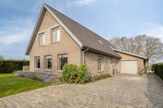 This beautifully renovated house is located in the quiet Oeselgem district of Dentergem. This detached house sits on a spacious plot of...