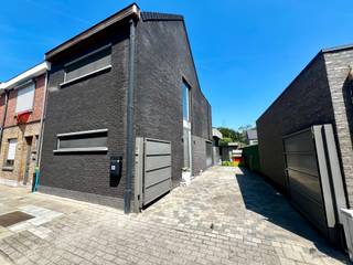 <p><span>Bent u op zoek naar een instapklare, moderne gezinswoning waar ruimte, licht en comfort centraal staan? Dan is deze stijlvolle woning in Hamme beslist een bezoek waard.</span></p><p><span>Bij het betreden van de woning komt u terecht in een ruime inkomhal die toegang biedt tot een lichtrijke leefruimte met grote raampartijen. Dankzij de open indeling vloeien de woonkamer en de volledig uitgeruste keuken naadloos in elkaar over. De grote schuiframen zorgen voor een aangename verbinding met het terras en de tuin, waardoor binnen- en buitenleven perfect samengaan.</span></p><p><span>De woning beschikt over </span><span>drie slaapkamers</span><span>, en een bureau op het gelijkvloers. Dit biedt extra flexibiliteit voor wie gelijkvloers wil wonen, een bureau of hobbyruimte wenst. </span></p><p><span>De moderne badkamer is uitgerust met zowel een ligbad als een douche en biedt alle comfort voor het hele gezin. Daarnaast is er een apart toilet en voldoende praktische berg- en opbergruimte.</span></p><p><span>Buiten geniet u van een onderhoudsvriendelijke tuin met kunstgras en twee gezellige terrassen, ideaal om in alle rust te ontspannen of vrienden en familie te ontvangen.</span></p><p><span>Extra troeven:</span></p><ul><li><span>Moderne architectuur en kwalitatieve afwerking</span></li><li><span>Drie slaapkamers + apart bureau</span></li><li><span>Open leefruimte met veel lichtinval</span></li><li><span>Volledig uitgeruste keuken</span></li><li><span>Badkamer met bad én douche</span></li><li><span>Onderhoudsvriendelijke tuin met twee terrassen</span></li><li><span>Rustige ligging met vlotte bereikbaarheid</span></li><li><span>Dicht bij winkels, scholen en openbaar vervoer</span></li></ul><p><span>Deze eigentijdse woning combineert een moderne uitstraling met een praktische indeling en een uitstekende ligging. Een ideale thuis voor gezinnen of koppels die op zoek zijn naar comfort, ruimte en kwaliteit.</span></p><p><span>Interesse? Contacteer ons vandaag nog voor meer informatie of plan een bezoek in: 052/50.50.00</span></p>