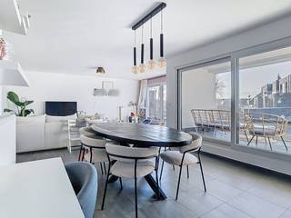 Bent u op zoek naar een kwaliteitsvolle woonst? Dit uitstekend onderhouden pand in Beveren biedt een zee aan ruimte en geniet van een overvloed aan natuurlijk licht. Dankzij de centrale ligging in de Glazenleeuwstraat combineert u hier het comfort van een rustige thuisbasis met de nabijheid van alle nodige voorzieningen.Dit appartement onderscheidt zich door de piekfijne staat waarin het verkeert. Of u nu op zoek bent naar een nieuwe woonplaats nabij lokale winkels of een goede verbinding met het openbaar vervoer belangrijk vindt, dit appartement is een unieke kans.Een extra troef is het gunstige EPC-label A, wat leidt tot lage energiekosten.De indeling van dit appartement in Beveren is als volgt:*Inkomhal*Lichtrijke leefruimte*Uitgeruste keuken*Slaapkamer 1*Slaapkamer 2*Badkamer met inloopdouche*Gezellig terras*CarportTechnisch: centrale verwarming op gas, hoogrendementsglas, parlofoon.Het forfait voor de gemeenschappelijke kosten bedraagt € 60/maand (onderhoud gemene delen, water en elektriciteit gemene delen, onderhoud lift, syndicus)Het appartement is beschikbaar vanaf 15 mei 2026.Om een bezoek te brengen vragen wij vooraf uw huurprofiel aan te maken als volgt: ga naar het pand op onze website: www.dewaele.com. Bij het pand ziet u een rode knop "bezoek aanvragen". Als u daar klikt, kan u het huurprofiel aanvullen.