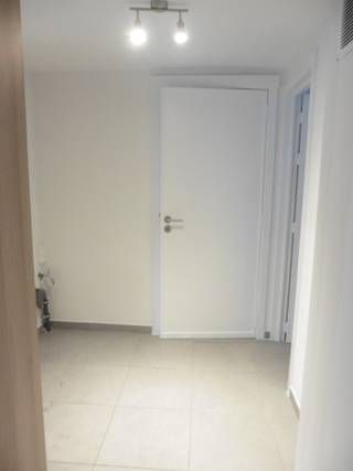 Rustig gelegen, nabij het station en centrum van Leuven, treft u dit appartement gelegen op het gelijkvloers bestaande uit een ruime inkomhall...