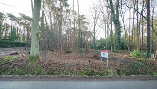 Rustig en residentieel gelegen bouwgrond van 15 are voor open bebouwing. Gelegen vlakbij golf-en meerdomein, dichtbij school en openbaar vervoer.Zuid...