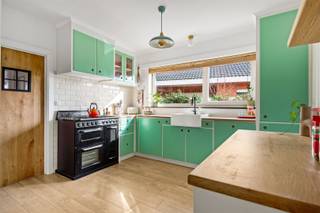 Deze charmante vrijstaande woning, gelegen in een rustige en doodlopende straat in het groene Malle (Boudewijnlaan 22), biedt een ideale...