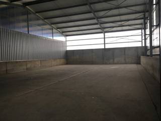 Loods te Ieperstraat 116 box 9 te huur<br /><br />* oppervlakte : 278m² (11,6x24m)<br /><br />Huurprijs : 750€ + 21%BTW + 1/12grondlasten