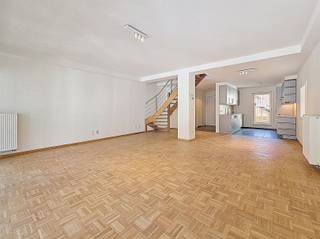 <p><span>BEZOEK? Bel 09/225.00.78</span></p><p><span>Dit ruime, lichtrijke appartement is gelegen in een rustige zijstraat van de Veldstraat, midden in het hart van Gent. Dankzij de centrale ligging bevinden tal van handelszaken en voorzieningen zich op wandelafstand. Bovendien bent u met het openbaar vervoer vlot verbonden met het station Gent-Sint-Pieters. </span></p><p><span>De zonnige leef- en eetruimte (47m²) met open keuken, uitgerust met een dubbele spoelbak, vaatwasser, dampkap, oven, kookplaat en koelkast. Vanuit de leefruimte heeft u rechtstreeks toegang tot het aangename terras.  Verder is er een praktische berging met aansluiting voor een wasmachine en een gastentoilet</span></p><p><span>Op de bovenverdieping bevinden zich twee slaapkamers (17,5 m² en 8 m²) en een badkamer ingericht met een toilet, wastafel en ligbad met douchemogelijkheid.</span></p><p><span> </span></p><p><span>Door recente renovatie werken geniet het appartement van een gunstig EPC (label B). </span></p><p><span> </span></p><p><span>Extra troef is de gemeenschappelijke fietsen berging.</span></p><p><span> </span></p><p><span>Kortom, een ideale opportuniteit voor wie op zoek is naar een energiezuinig, instapklaar appartement op een centrale ligging!</span><span> </span></p><p><span> </span></p><p><span> </span></p>