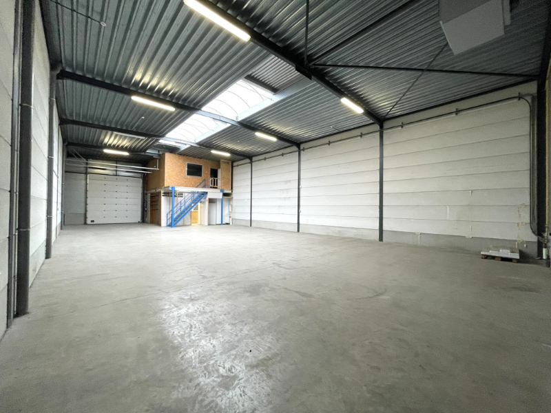 Zeer goed gelegen KMO-unit van 310 m² met mezzanine en 3 parkeerplaatsen - photo 2