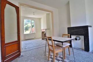  Deze woning werd reeds grotendeels onder handen genomen, nog een kleine inspanning en deze gezinswoning is klaar voor bewoning. Ingedeeld als volgt:...