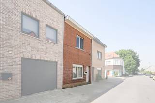 <p>Deze goed onderhouden woning geniet van een uitstekende ligging in Vilvoorde, op korte afstand van het mooie domein Drie Fonteinen en met een vlotte verbinding dankzij het openbaar vervoer.</p><p>De woning biedt een aangename woonindeling en vormt een ideale basis voor wie op zoek is naar een eerste woning of een interessante investering. De elektriciteitsinstallatie is conform, wat een belangrijke troef is.</p><p><br /></p><p>De woning beschikt momenteel over een EPC-label E. Hierdoor is de renovatieplicht van toepassing en dienen er op termijn energetische verbeteringswerken uitgevoerd te worden. Dit biedt toekomstige eigenaars bovendien de mogelijkheid om de woning verder te moderniseren en het energiecomfort te verbeteren.</p><p><br /></p><p><strong>Indeling:</strong></p><p>Deze gesloten bebouwing omvat een woonkamer (25 m²), een aparte keuken (met vaatwasser, kookplaat, oven, koelkast), twee slaapkamers (14 m² en 16 m²), apart toilet, badkamer en een praktische kelder. De woning beschikt over dubbele beglazing, PVC- en houten ramen, en manuele rolluiken.</p><p><br /></p><p><strong>Troeven:</strong></p><ul><li>Goed onderhouden</li><li>Centrale ligging nabij alle voorzieningen</li><li>Elektriciteit conform</li><li>Kelder met extra bergruimte</li></ul><p>Meer informatie? Contacteer Maïthé Carrasco via +32 2 270 90 75.</p>