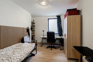 <p><span>Op zoek naar een perfect gelegen studentenkamer voor eigen gebruik of een zorgeloze investering? Deze studentenkamer van ca. 25 m², gelegen aan Kipdorp 61, bevindt zich pal in de Antwerpse studentenbuurt. Universiteiten, hogescholen, openbaar vervoer, winkels en ontspanning liggen allemaal op wandelafstand – een absolute toplocatie voor de student die ten volle wil profiteren van het studentenleven.</span></p><p><span>De kamer is praktisch en comfortabel ingericht en beschikt over:<br /></span><span>▪</span><span>️</span><span> Eigen keuken met basisuitrusting<br /></span><span>▪</span><span>️</span><span> Eigen badkamer met douche, lavabo en toilet<br /></span><span>▪</span><span>️</span><span> Gemeenschappelijke buitenruimte<br /></span><span>▪</span><span>️</span><span> Fietsenstalling<br /></span><span>▪</span><span>️</span><span> Conciërge aanwezig in het gebouw<br /></span><span>▪</span><span>️</span><span> Gemeenschappelijke vuilophaling</span></p><p><span>Het dak werd bovendien geïsoleerd in 2021 conform de norm 2020, wat bijdraagt aan het wooncomfort. De verwarming is elektrisch.</span></p><p><span>Momenteel is de studentenkamer verhuurd aan €595/maand, met een bijkomende €96/jaar voor koud water.</span></p><p><span>Ben je op zoek naar een goed gelegen studentenkamer in Antwerpen met sterke verhuurwaarde en alle voorzieningen binnen handbereik? Mis deze kans niet! Bewoonbare opp. 25 m² ref.: bruto vloeropp. EPC-certificaat. Voor meer info of een gratis schatting surf naar www.hansimmo.be</span></p><p><span> </span></p>
