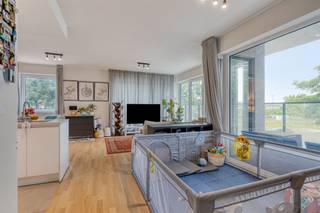 <p><span>APP. MET 2 SLKS, AUTOSTAANPLAATS + KELDERBERGING</span></p><p><span> </span></p><p><span>Residentie Allée Verte is gelegen in de Hélihavenlaan ter hoogte van huisnummer 50. Wij bevinden ons op wandelafstand van het station (Brussel-Noord), verschillende parken, lokale handelaars, supermarkten, scholen, ... Bijkomend verplaatsen wij ons vlot naar het bruisende stadscentrum van Brussel.  </span></p><p><span> </span></p><p><span>Toegekomen aan residentie nemen wij de lift naar de derde verdieping. Wij betreden het appartement via de inkomhal met aanwezigheid van een vestiaire. Naast de inkomhal is de leefruimte terug te vinden. Deze bestaat uit een zithoek, een eethoek en een volledig uitgeruste keuken. De keuken is voorzien van de nodige keukentoestellen. Met dank aan de grote raampartijen en de aanwezigheid van een terras kan men hier genieten van een aangename lichtinval. Grenzend aan de keuken is er een berging/wasplaats terug te vinden. Wij verplaatsen ons opnieuw naar de inkomhal die ons toegang geeft tot het gastentoilet met aanwezigheid van een douche en twee slaapkamers. De master bedroom met ensuite badkamer (tweede douche + tweede toilet).  </span></p><p><span> </span></p><p><span>Troeven: </span></p><p><span>- Centrale ligging</span></p><p><span>- Energiezuinig appartement (label B) </span></p><p><span>- Comfortabel appartement met aangenaam terras</span></p><p><span>- Mogelijkheid tot het huren van een autostaanplaats + privatieve kelderberging (huurprijs: 120,00 euro/maand)</span></p><p><span> </span></p><p><span>Kort samengevat: </span></p><p><span>- Huurprijs: 1.325,00 euro/maand</span></p><p><span>- Huur parking + kelderberging: 120,00 euro/maand</span></p><p><span>- Algemene onkosten incl. voorschot verwarming/warm water: 200,00 euro/maand</span></p><p><span>- Deelname plaatsbeschrijving: 200,00 euro (eenmalig) </span></p><p><span>- Huurwaarborg: 2.650,00 euro (eenmalig, te betalen voor aanvang van de huurovereenkomst)</span></p><p><span> </span></p><p><span>Net als ons overtuigd van de troeven van dit centraal gelegen appartement? </span><span>Neem gerust contact op met één van onze medewerkers via 033 695 695 of info@pillar.estate. </span></p><p><span> </span></p><p><span>*Deze gegevens zijn louter ter informatieve titel. De vermelde oppervlaktes zijn slechts indicatie. Pillar kan niet verantwoordelijk gesteld worden voor de juistheid van de aan haar verstrekte gegevens. </span></p><p><span> </span></p>