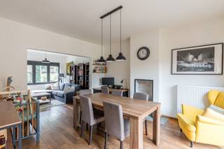 Instapklare gezinswoning met 4 slaapkamers op toplocatie.<br /><br />Bent u op zoek naar een instapklare woning op een rustige, maar centrale ligging? Dan is deze charmante gezinswoning in Herentals precies wat u zoekt. <br /><br />Op wandelafstand van het stadscentrum vindt u winkels, scholen, openbaar vervoer, sportfaciliteiten en alle dagelijkse voorzieningen. Bovendien geniet u van een vlotte verbinding naar de E313 en de omliggende gemeenten.<br /><br />Via de inkomhal betreedt u de gezellige leefruimte, waar een sfeervol salon en een ruime eetplaats naadloos in elkaar overvloeien. Dankzij het aangename zicht op de tuin geniet u hier van een open en lichtrijk gevoel. De halfopen keuken is volledig uitgerust met de nodige toestellen en sluit mooi aan op de leefruimte.<br /><br />Op het gelijkvloers bevinden zich verder een praktische berging, een apart gastentoilet en de toegang tot een koele, droge kelder.<br /><br />De eerste verdieping beschikt over twee ruime slaapkamers en een comfortabele badkamer, uitgerust met een ligbad, douche, groot lavabomeubel en een tweede apart toilet. Een extra kamer, ideaal als bureau of dressing, geeft via een vaste trap toegang tot de volledig ingerichte zolder. Hier bevinden zich nog twee (kinder)kamers met praktische ingemaakte kasten.<br /><br />Ook buiten heeft deze woning heel wat te bieden. De gezellige stadstuin is een heerlijke plek om te ontspannen en beschikt over een handige tuinberging. Extra praktisch is de achterliggende toegang tot het perceel, waardoor u eenvoudig met fietsen of vuilnisbakken de tuin kunt bereiken.<br /><br />Tot slot scoort deze woning ook uitstekend op vlak van energiezuinigheid. Dankzij de isolatie, de condenserende gasketel en de zonnepanelen geniet u van een gunstig EPC-label B, wat zich vertaalt in een lagere energiefactuur en extra wooncomfort.<br /><br />Kortom, een verzorgde en verrassend ruime gezinswoning op een uitstekende locatie, waar comfort, bereikbaarheid en energiezuinig wonen perfect samenkomen.<br /><br />Benieuwd? Bel ons voor een afspraak op 014 58 02 08 en ontdek zelf alles wat deze woning te bieden heeft!