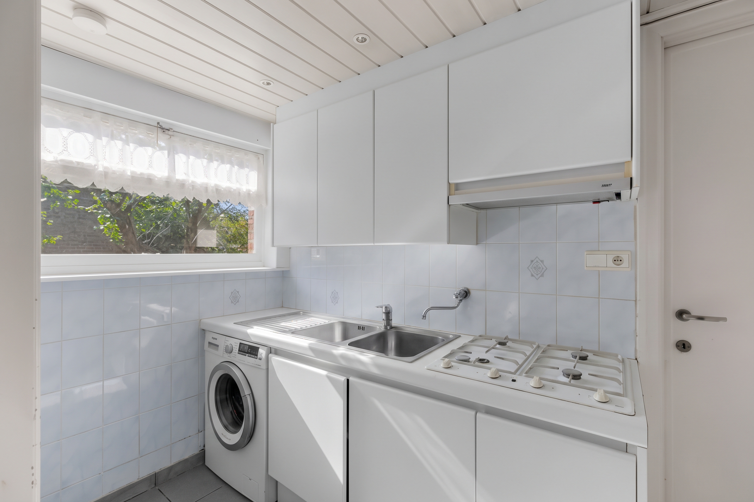 Te renoveren woning met veel potentieel in Sint-Michiels! - foto 5