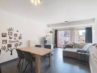 Ruim 2-slaapkamer appartement te huur te Middelkerke in recente (2016) residentie op wandelafstand van de winkels, Zeedijk en de Markt. Het appartement bevindt zich op de eerste verdieping en beschikt over een terras. <br /><br />Indeling: <br />- ruime inkom met plaats voor vestiairekast (5m²) <br />- leefruimte met aansluitend terras (34m²) <br />- open keuken voorzien van vaatwasmachine, koelkast, oven en keramische kookplaat <br />- apart toilet<br />- badkamer met bad/douche en lavabo<br />- ruime berging met aansluiting voor wasmachine <br />- slaapkamer 1 (11m²) <br />- slaapkamer 2 (11m²) <br /><br />Vrij vanaf 01/10/2026<br /><br />Gemeenschappelijke kosten: € 60/maand<br />Niet gemeubeld<br /><br />Ben je geïnteresseerd in dit pand te huur in Middelkerke? Ga naar de website www.dewaele.com, klik op het pand dat je wenst te huren. Via de rode knop "vraag je bezoek aan" vragen we u kort een profiel in te vullen. Daarna nemen we contact op voor een bezoek. Telefonisch kunnen er geen afspraken gemaakt worden.
