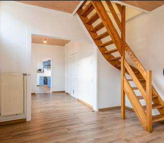 Bezoeken kunnen niet telefonisch ingepland worden, huurprofiel is verplicht: klik op BEZOEK AANVRAGEN via de volgende link: https://www.albert.immo/listing/dwelling-for-rent-9230-wetteren-7791800 en maak een huurprofiel aan. Je zal een uitnodiging krijgen voor het bezoekmoment. <br /><br />Ben je op zoek naar een instapklare, volledig gerenoveerde woning met 2 slaapkamers, met een uitstekende energiewaarde (EPC B), een zonnige en lichtrijke oriëntatie en een goede ligging nabij het Station en centrum van Wetteren? Zoek niet verder! Deze woning te Korte Massemsesteenweg 18 heeft wat je zoekt.<br /><br />Indeling gelijkvloers:<br />- Woonkamer<br />- Uitgeruste keuken<br />- Eetkamer<br />- Berging met handige achteringang<br /><br />Indeling eerste verdieping:<br />- Nachthal<br />- 2 slaapkamers<br />- Badkamer met ligbad<br /><br />Bijzonderheden:<br />- EPC B<br />- Kelder<br />- Zolder<br />- Zonnepanelen<br />- Nieuwe gascondensatieketel<br />- Goede ligging nabij het centrum, het station van Wetteren, winkels, scholen, restaurants, oprit E40, etc.<br /><br />Mis deze kans niet en plan vandaag nog jouw bezoek in.<br /><br />Bij Albert kom je thuis