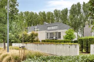 Dit luxueus afgewerkt appartement, gelegen op de eerste verdieping in een rustig gebouw, bevindt zich in een groene omgeving en biedt een...