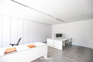 Perfect gelegen kantoor met voorzieningen en etalage.Lichtrijk en ruim (107 m²) kantoor met voorzieningen.Aparte vergaderzaal, aparte...