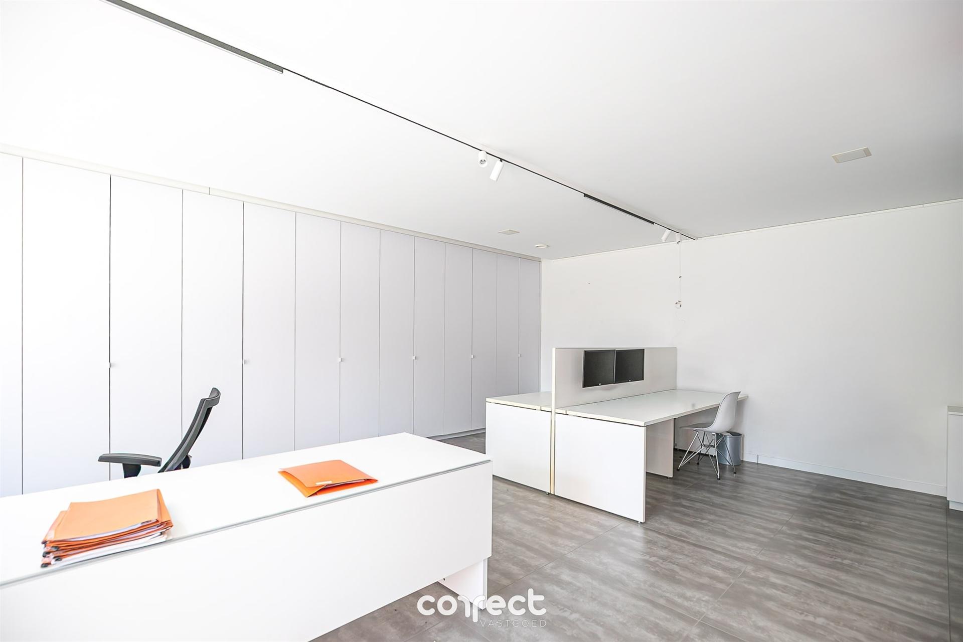 Perfect gelegen kantoor met voorzieningen en etalage. - foto 3