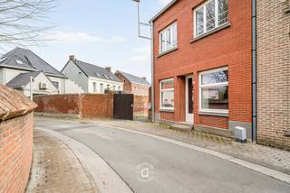 Deze unieke, karaktervolle woning op <strong>een ruim perceel van 22 a 50 ca (toegankelijk via poort) </strong>werd in de loop van<strong> 2025 volledig ecologisch gerenoveerd</strong> met natuurlijke materialen (o.a. leempleister) tot een energiezuinige woning met warmtepomp<strong> (E60 – A-label).</strong> De renovatie werd uitgevoerd door experts in ecologisch bouwen, naar een ontwerp van architecte <strong>Sylvie Buyse (www.sylviebuyse.be).</strong><br />De woning is <strong>rustig gelegen </strong>in het hart van Aspelare, aan een stille dorpsstraat onder de kerktoren. <strong>Het woonhuis (± 130 m²) omvat</strong> op het gelijkvloers een gezellige woonkamer met veel daglicht, een nieuwe keuken <strong><em>(de blauwe folie op de keukenkasten op de foto’s wordt nog verwijderd), traphal (met mogelijkheid plaatsen 2e toilet), ruime (was)berging, inkomhal met mogelijkheid vestiaire, </em></strong>en een badkamer. Verder zijn er 2 RUIME slaapkamers, een ruime zolder met<strong> potentieel voor een derde slaapkamer </strong>en een kelder. De grote tuin van 22,5 are biedt tal van mogelijkheden, zoals opslagruimte voor een zelfstandig beroep, biologische teelt, een boomgaard of een atelier (mits vergunning, op initiatief van de koper). <strong>Troeven </strong>van deze woning zijn onder meer het gezonde binnenklimaat, de instapklare staat, de ecologische renovatie, de ruime tuin, de rustige ligging en de aanwezige parkeergelegenheid. Dit huis combineert geschiedenis, ecologie en comfort perfect. Energiezuinig (A) en instapklaar. 2 X regenwaterputten (5.000 L) + wadi aanwezig. Asbestveilig.