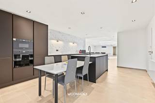 <p>APPARTEMENT DE LUXE MODERNE À SINT-GILLIS-WAAS, D'UNE SUPERFICIE EXCEPTIONNELLE (241 m²)</p><p>Cette impressionnante propriété située à Sint-Gillis-Waas offre une combinaison unique d’espace, de luxe et de fonctionnalité. Avec une surface utile de 241 mètres carrés, ce bien représente une opportunité rare sur le marché immobilier.</p><p>AGENCEMENT ET ESPACE</p><p>L'appartement dispose de trois chambres spacieuses et de deux salles de bains aux finitions luxueuses. L'agencement en plan ouvert crée une sensation d'espace infini et permet des transitions fluides entre les différents espaces de vie. Les très hauts plafonds et les grandes baies vitrées garantissent un apport maximal de lumière et un cadre de vie agréable.</p><br /><hr /><p>CUISINE ET SALLE À MANGER</p><p>La cuisine intégrée est l’un des véritables points forts de ce bien. Équipée d’appareils électroménagers haut de gamme et dotée d’une impressionnante crédence en marbre avec un éclairage raffiné, cette pièce allie style et fonctionnalité. L'îlot de cuisine avec coin repas constitue un lieu de vie idéal pour la famille. Adjacent à cet espace de cuisine moderne se trouve un spacieux coin repas.</p><p>SALON</p><p>Le salon offre suffisamment d’espace pour accueillir des canapés et se divertir. Les lucarnes installées dans certaines parties de l’appartement laissent entrer une lumière naturelle spectaculaire et créent une atmosphère aérée et ouverte.</p><br /><hr /><p>SALLES DE BAINS</p><p>Les deux salles de bains ont été conçues comme de véritables spas de luxe. Avec leurs finitions en marbre, leurs élégants lavabos doubles rehaussés de touches de bois et leur robinetterie moderne, elles offrent un confort et un raffinement ultimes. Une baignoire îlot trône au cœur de la salle de bains principale.</p><p>EXTRAS</p><p>Le local de rangement (109 m²) offre une place de parking sécurisée ou un espace de rangement. Le logement dispose de systèmes de rangement intégrés modernes et est équipé de toutes les commodités et dispositifs de sécurité contemporains.</p><br /><hr /><p>EMPLACEMENT</p><p>Sint-Gillis-Waas est un emplacement très prisé, doté d’excellentes infrastructures et de liaisons vers les régions environnantes.</p><p>Cette propriété représente une opportunité exceptionnelle pour ceux qui recherchent le luxe, l’espace et la qualité dans un seul et même bien.</p>