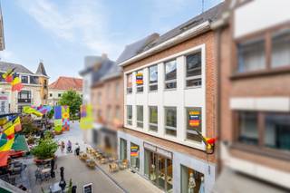 Op zoek naar een solide basis voor uw investeringsportefeuille? Dit erg ruim app. is gelegen in het winkelcentrum van Halle. Het biedt...