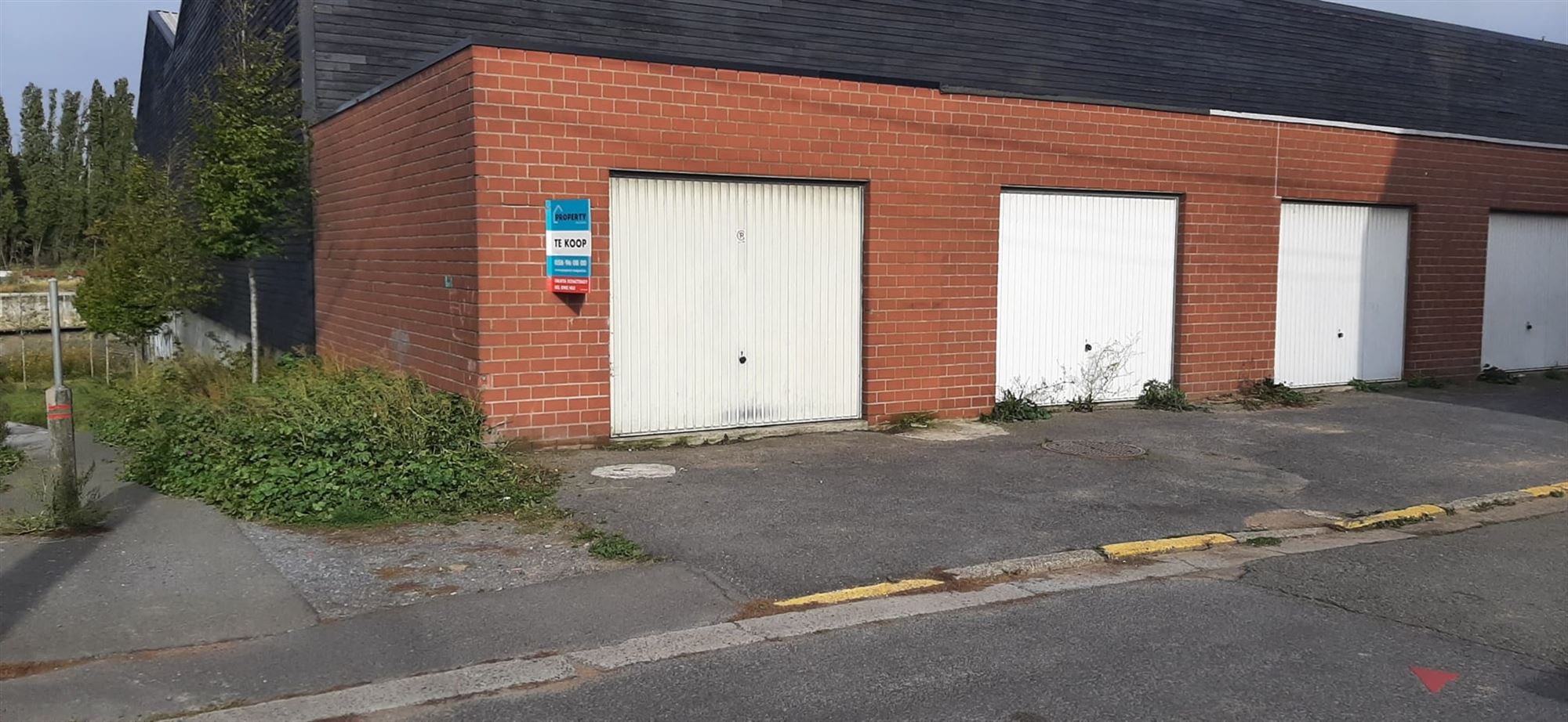 Ruime (26 m2 ) Garagebox te koop in harelbeke met een manuele poort. Contacteer ons voor meer informatie!