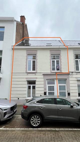 Instapklare STADSWONING met 4 slaapkamers, 2 badkamers en terras te huur in het centrum van Diest, Overstraat 34.<br /><br />De woning omvat 3 verdiepen en heeft een bewoonbare oppervlakte van +/- 195m² (bron : epc).<br /><br />Het gelijkvloers omvat een inkomhal met ingebouwde kast, een woonkamer met moderne open keuken voorzien van alle comfort. Achter de keuken is een bijkeuken en toilet. De keuken geeft toegang tot een kleine buitenplaats. <br /><br />Op de eerste verdieping zijn 2 slaapkamers, waarvan één voorzien van een dressing. Een badkamer met lavabo, inloopdouche en tweede toilet.<br /><br />Op de tweede verdieping zijn de 3de en 4de slaapkamer, de 2de badkamer met ligbad met jacuzzifunctie, dubbele lavabo en 3de toilet. De overloop geeft toegang tot een ruim terras.<br /><br />Deze instapklare woning is voorzien van alle modern comfort.<br /><br />Troeven van de woning :<br />- instapklaar<br />- 4 slaapkamers<br />- 2 badkamers, 3 toiletten<br />- ruim terras<br />- moderne keuken met amerikaanse koelkast, stoomoven, combi-oven, warmschuif, vaatwasser<br />- gelegen in hartje Diest, nabij alle voorzieningen<br />- epc : B label<br />- vloerverwarming op het gelijkvloers<br />- moderne uitstraling<br /><br />Huurprijs : 1.350 € per maand<br /><br />Voor het plannen van een bezoek kan u mij bereiken op 0476/952.716 of dimitri@alvast.be<br /><br /><br />Alle gegevens zijn louter informatief, onder elk voorbehoud, en voor zover het pand intussen niet verhuurd of verkocht is.<br />Dit pand wordt door ons geplaatst op volgende websites :<br />-www.alvast.be<br />-www.immoscoop.be<br />-www.zimmo.be<br />-www.spotto.be<br />Indien U het pand op andere websites zou aantreffen is dit niet door ons geplaatst en is de info mogelijk niet up-to-date.