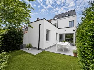 Op deze vlotte ligging te Izegem, bevindt zich deze ruime, gerenoveerde gezinswoning. Deze woning bevat 4 grote slaapkamers en twee badkamers. <br />Bij het betreden van de woning komt u in de ruime inkomhal met gastentoilet, die toegang geeft tot de ruime en lichtrijke leefruimte. Aansluitend bevindt zich de open keuken met verbinding naar de berging.<br />Op de eerste verdieping vindt u de ruime nachthal, twee slaapkamers en een badkamer uitgerust met douche, toilet en dubbele lavabo. Op de tweede verdieping vindt u nog twee ruime slaapkamers en een badkamer uitgerust met ligbad, toilet en lavabo.<br />- Recent gerenoveerd ( EPC B), Asbestvrij, Goedgekeurde elektriciteit,...<br />- Wenst u een vrijblijvende rondleiding? Maggie@vastgoednorman.be of 0479402404.