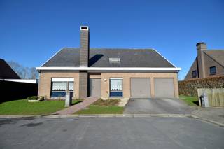 Bent u op zoek naar rust, ruimte en comfort? Dan is deze alleenstaande woning, gelegen op het einde van een doodlopende straat, precies wat u zoekt. Hier geniet u van maximale privacy, een kindvriendelijke omgeving en een prachtig landelijk verzicht.<br /><br />Indeling als volgt:<br />Bij het binnenkomen wordt u verwelkomd in de inkomhal met apart gastentoilet. De lichtrijke leefruimte sluit naadloos aan op de zithoek en eetplaats, waardoor een aangename en open sfeer ontstaat.<br />De volledig geïnstalleerde keuken met gezellige ontbijthoek vormt het hart van de woning en biedt een fijne plek om samen te koken en te genieten van het dagelijkse leven.<br /><br />Op het gelijkvloers bevinden zich daarnaast 2 volwaardige slaapkamers en een aparte bureauruimte die perfect dienst kan doen als thuiswerkplek.<br />De badkamer is uitgerust met zowel een douche als een ligbad, een dubbel lavabomeubel en een tweede toilet.<br /><br />Aanpalende ruime berging en een dubbele inpandige garage maken hier het plaatje compleet.<br /><br />Dankzij deze logische indeling is gelijkvloers wonen hier perfect mogelijk!<br /><br />Op de verdieping vindt u een derde slaapkamer en een bijzonder ruime zolder van maar liefst 100 m². Deze verdieping biedt een zee aan mogelijkheden en kan volledig naar eigen wens worden ingericht.<br />Of u nu droomt van extra slaapkamers, een hobbyruimte, speelzolder of fitnessruimte, hier kan u uw woonwensen werkelijk realiseren.<br /><br />Buiten geniet u van een dubbele oprit en een tuin rondom de woning, waar rust en privacy centraal staan. Het open uitzicht over het landelijke landschap zorgt voor een gevoel van vrijheid, terwijl kinderen veilig kunnen spelen in een aangename omgeving.<br /><br />Extreem veel potentieel! Vraag nu uw bezoek aan.<br /><br />Onze ref. DEV4951