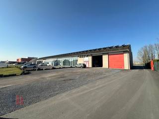 Op een strategische ligging in Kuurne bevindt zich dit uitgebreid bedrijfscomplex met een totale gebouwoppervlakte van +/- 6.555 m², gelegen op...