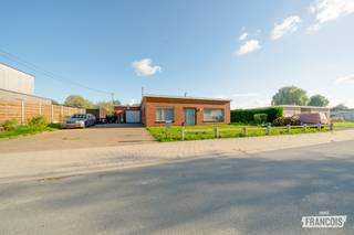 Bent u op zoek naar een gelijkvloerse woning met veel ruimte en een rustige ligging? Dan is deze charmante vrijstaande bungalow in Houthulst zeker een bezoek waard.<br /><br />De woning beschikt over een aangename en lichtrijke leefruimte, een praktische keuken met een mooi zicht op de tuin en een extra veranda waar u het hele jaar door kunt genieten. Verder zijn er drie volwaardige slaapkamers en een badkamer, waardoor deze woning ideaal is voor gezinnen, koppels of wie comfortabel gelijkvloers wil wonen.<br /><br />Buiten wacht een prachtig perceel van ongeveer 1.000 m², waar rust en privacy centraal staan. De grote tuin biedt tal van mogelijkheden om te ontspannen, tuinieren of spelen. Daarnaast beschikt de woning over een extra garage, ruime parkeermogelijkheden en een praktisch tuinhuis voor extra bergruimte.<br /><br />