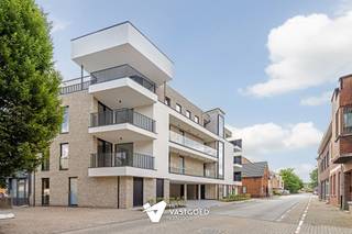 <p><span>Energiezuinig wonen op de tweede verdieping.</span></p><p><span> </span></p><p><span>Dit appartement op de tweede verdieping beschikt over 82,75 m² bewoonbare oppervlakte, 1 slaapkamer en een terras van 11,66 m². De indeling is comfortabel en overzichtelijk, met een aangename leefruimte en een praktische buitenruimte. 6% btw tarief mogelijk en E-peil 10 met vrijstelling van het KI in de eerste 5 jaar.</span></p><p><span> </span></p><p><span>De keuken wordt nog gekozen door de koper, met een budget van 12.500 euro excl. btw. Zo geeft u het appartement nog uw eigen karakter.</span></p><p><span> </span></p><p><span>Het appartement is voorzien van toekomstgerichte technieken zoals zonnepanelen, geothermische verwarming en koeling, ventilatiesysteem D en aluminium ramen met dubbele beglazing. Het gunstige E-peil 35 zorgt voor extra energiezuinigheid. </span></p><p><span> </span></p><p><span>6% BTW tarief mogelijk!</span></p><p><span> </span></p><p><span>Een aantrekkelijk appartement voor eigen bewoning of investering.</span></p>