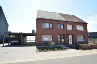 Verzorgde woning met 2 slaapkamers op een perceel van 475m² in het centrum van Lille.<br /><br />Het gelijkvloers bestaat uit een inkomhal met gastentoilet en trap naar de bovenverdieping, vooraan is er een ruime leefruimte met zit- en eethoek en een volledig geïnstalleerde open keuken. De woonkamer en keuken geven via een schuifraam uit op de veranda en de tuin achteraan. Achteraan is er nog een bureauruimte of 3de slaapkamer.<br /><br />Op de eerste verdieping zijn er 2 slaapkamers en een badkamer met lavabomeubel, ligbad met douchescherm en toilet.<br /><br />Er is een vaste trap naar de zolderruimte onder dak.<br /><br />De woning is degelijk afgewerkt en energiezuinig, de verwarming is op basis van een condensatieketel op aardgas.<br /><br />De tuin is afgesloten en in de tuin staat een klein tuinhuis. Ter hoogte van de straat is een carport geplaatst.<br /><br />De woning is gelegen in het centrum van Lille op wandelafstand van winkels, openbaar vervoer en scholen.<br /><br />Troeven:<br />•Gelegen in het centrum van Lille.<br />•Instapklaar<br /><br />Indien u meer informatie wenst of een plaatsbezoek, aarzel dan niet om contact op te nemen: tel 0496/51.10.10 of christoffel@vastgoedpicavet.be .