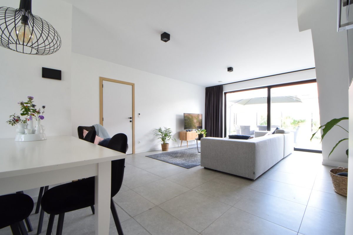 MODERNE nieuwbouw, gesloten bebouwing, met 4 grote slaapkamers, een badkamer, inpandige garage en tuin. - foto 5