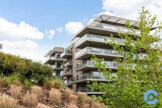Residentie “Lagoo” (bouwjaar 2021) bevindt zich op een uitzonderlijke ligging aan de rand van het Galgenweelpark, met prachtig zicht op het groen, het water én de skyline van Antwerpen. Hier woon je in alle rust, met de stad binnen handbereik.<br /><br />Dit lichtrijke appartement (96m2), gelegen op de vijfde verdieping, biedt een aangename combinatie van ruimte, comfort en hoogwaardige afwerking.<br /><br />Via de inkomhal met vestiaire kom je in de ruime leefruimte met open, volledig ingerichte keuken, afgewerkt met kwalitatieve materialen. Aansluitend geniet je van een zonnig terras met een groen en open uitzicht.<br />De nachthal leidt naar twee volwaardige slaapkamers, waarvan de master bedroom voorzien is van ingemaakte kasten. Beide kamers kijken uit op de rustige binnentuin. De stijlvolle badkamer met inloopdouche straalt luxe en comfort uit. Verder beschikt het appartement over een apart toilet en een praktische berging.<br /><br />Extra troeven: beveiligde toegangsdeur, videofonie, vloerverwarming met koelfunctie (warmtepomp), fietsenberging, recente moderne residentie, gunstig EPC A-label, ... <br /><br />Een autostaanplaats met laadpaal in het ondergrondse garagecomplex is verplicht bij aan te kopen (+ €35.000).<br /><br />Meer interesse of graag een bezoek ter plaatse? Neem gerust rechtstreeks contact op met Dries via 0470/107 217. <br /> 