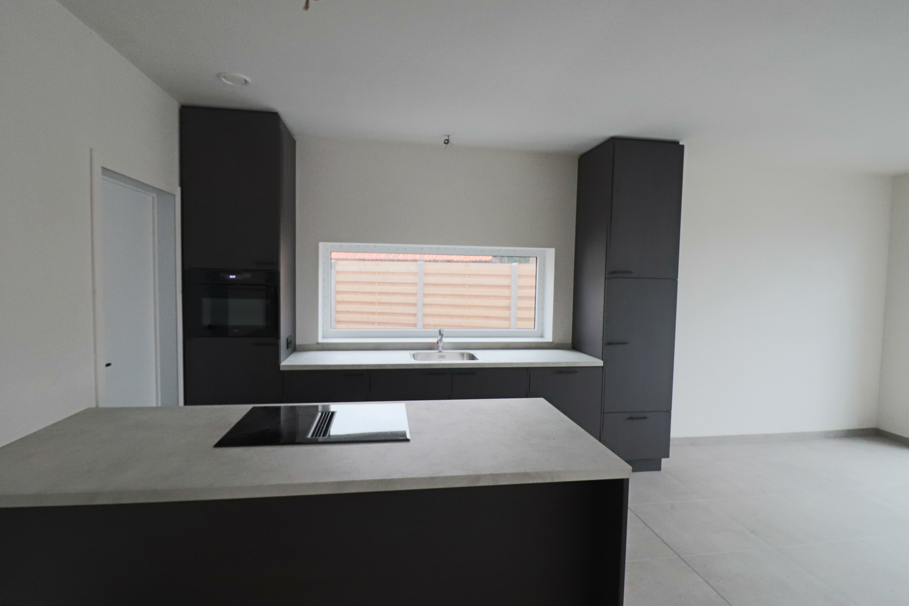 Halfopen woning met 3 slaapkamers en inpandige garage. - foto 5
