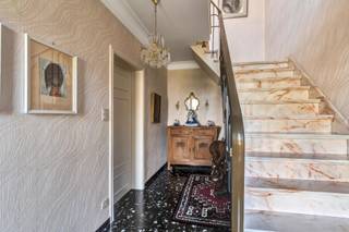 <p>Ontdek deze prima onderhouden woning gelegen in de Lindelaan te Deinze, een ideale gezinswoning waar ruimte, functionaliteit en een aangename ligging perfect samenkomen.</p><p></p><p>Op het gelijkvloers beschikt de woning over een praktische garage, een wasplaats en badkamer. </p><p>Verder vindt u een apart toilet, een ruime leefruimte en een functionele keuken.</p><p></p><p>Op de verdieping bevinden zich drie slaapkamers, ideaal voor een gezin of voor wie extra ruimte wenst voor een bureau of hobbykamer.</p><p></p><p>Een absolute troef van deze woning is de zongerichte tuin en evt. uitbreidingsmogelijkheden.</p><p>Desondanks de rustige woonomgeving met tal van sport- en recreatiemogelijkheden om de hoek, bent u bovendien op wandelafstand van het station en het stadscentrum en geniet u hier dus van een vlotte verbinding naar allerhande winkels, scholen, openbaar vervoer alsook alle belangrijke invalswegen.</p>