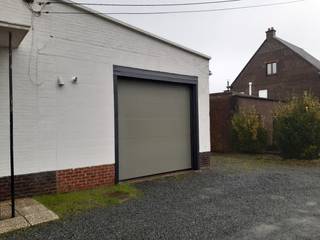 Deze praktische loods is goed gelegen op de grens van Merelbeke/Oosterzele/Zwalm en Gavere.De automatische poort geeft u toegang tot een handige...