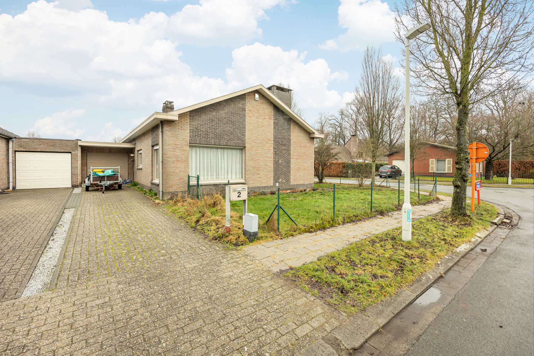 Leuke laagbouwwoning met 3 slaapkamers, oprit en tuin - foto 2