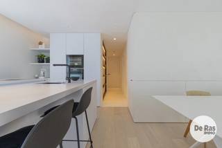 <p>AALST - Dit exclusieve Penthouse bevindt zich op de volledige 4de verdieping van Residentie “De Werf” in de bruisende Molenstraat. Vlakbij winkels, restaurants en de Grote Markt. Op wandelafstand van het station en openbaar vervoer en recht tegenover CC De Werf.<br /><br />De superlatieven qua afwerking zijn hier zeker aan de orde!<br />Alle ruimtes zijn voorzien van de beste materialen en zijn stijlvol afgewerkt. Overal is er parketvloer aanwezig, ingemaakte kasten, geïntegreerd haardvuur in de woonkamer, luxe verlichting, kwaliteitsvolle raambekleding, airco, screens,… te veel om op te noemen, je moet het zelf komen ontdekken.<br />De indeling van dit pareltje is in een U-vorm. Je komt met de lift naar de 4de verdieping en stapt dan binnen vanuit de inkomhal. Je vindt er als eerste de gang die uitgeeft naar een luxueuze keuken met hoogwaardige inbouwtoestellen waaronder zelfs een klimaatkast voor wijn. Je loopt dan verder en via de eetkamer komt je in de prachtige woonkamer, zo zie je ze niet elke dag! Prachtige kasten met sliding doors die alles mooi wegwerken (TV kast en bar) en in het midden de “ eyecatcher” onder de vorm van een haardvuur. De woonkamer bevat ook een nis met een bureaumeubel. Vanuit de woonkamer kan je via een verdoken doorgang in de wand naar de slaapkamer met ensuite badkamer. In dit gedeelte bevinden zich ook overal ingemaakte kasten (met verlichting), Japans toilet en berging. De badkamer omvat groot ligbad, inloopdouche en wastafel, allemaal afgewerkt in Corian en met ingewerkte kranen.<br />Aan de andere kant van dit Penthouse is de 2de slaapkamer en gastentoilet.<br /><br />Er is ook nog een mogelijkheid om een staanplaats mee aan te kopen ( niet in de prijs inbegrepen)<br />Dit moet je gezien hebben om te geloven!<br /><br />Interesse in deze exclusieve aanbieding? Maak snel een afspraak via 053/60.65.60</p>