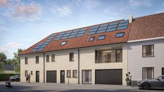 INDELING VAN DE WONING<br /><br />GELIJKVLOERS<br /><br />- Inkomhal- Gastentoilet- Leefruimte met open keuken- Trap naar boven- Berging/wasplaats<br />EERSTE VERDIEP<br /><br />- Nachthal met zolderluik- Apart toilet- Badkamer- 3 slaapkamers<br />ZOLDERVERDIEP<br /><br />- Zolderruimte<br />Afbeeldingen zijn steeds illustratief en contractueel niet bindend.<br /><br />De koper heeft deels nog inspraak in de stijl en afwerking van de woning voor zover deze zaken niet werden vastgelegd door vergunning of bestelling van materialen.<br /><br />TIP: Hoe sneller U beslist in de bouwfase, des te meer inspraak U heeft in de keuze van materialen en/of afwerking.<br /><br />ECO-uitvoering dat voldoet aan strenge energienormen.<br /><br />- Zonnepanelen- Doorgedreven isolatie- Warmtepomp i.p.v. gas- Vloerverwarming- Ventilatie D- Max. E-peil = 30- Elektriciteitsaansluiting : 3 fasen