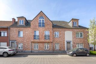 TE KOOP MET PRE-VIEW: Eerste kijkdag, enkel op afspraak.Dit lichtrijke appartement op de bovenste verdieping is rustig gelegen in het aangename...