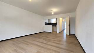 Leuk volledig heropgefrist 1-slaapkamerappartement met bureau of extra kleine slaapkamer. Lichtrijke leefruimte met laminaatparket en...