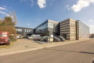 De Deurnebrug die kennen wij Antwerpenaren natuurlijk beter als de Brug van den Azijn. Net daar aan die strategische as waar water en wegen...